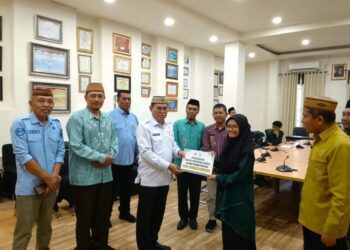 Sekda Iwan Mustapa saat melepas kontingen Musabaqah Tilawatil Quran (MTQ) Nasional XXXI di Ruang Rapat Sekda Bone Bolango, Kamis (10/9/2026). (Foto Firsa/Gopos)