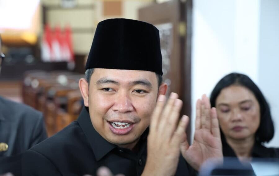 Bupati Jember Muhammad fawait usai mengikuti rapat paripurna DPRD kabupaten Jember