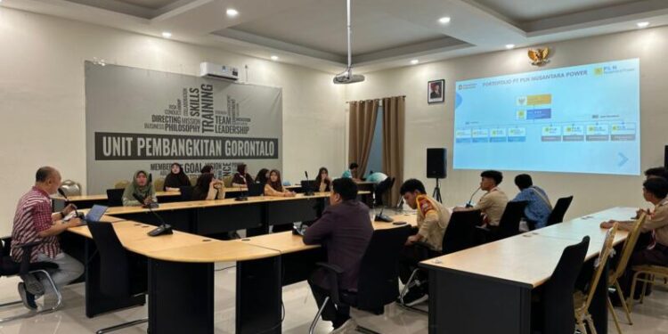 Sebanyak 11 siswa dan 2 guru pendamping SMA Islam Terpadu Al Ishlah Gorontalo melakukan kunjungan edukatif ke PLN Nusantara Power Unit Pembangkitan Gorontalo untuk mengenal lebih dekat dunia ketenagalistrikan.(Foto.istimewa)