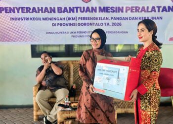 Aleg Deprov Gorontalo,  Yeyen Sidiki (kanan) menyerahkan secara simbolis peralatan usaha kepada pelaku IKM untuk mendukung peningkatan produksi dan pengembangan usaha.