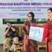 Aleg Deprov Gorontalo,  Yeyen Sidiki (kanan) menyerahkan secara simbolis peralatan usaha kepada pelaku IKM untuk mendukung peningkatan produksi dan pengembangan usaha.