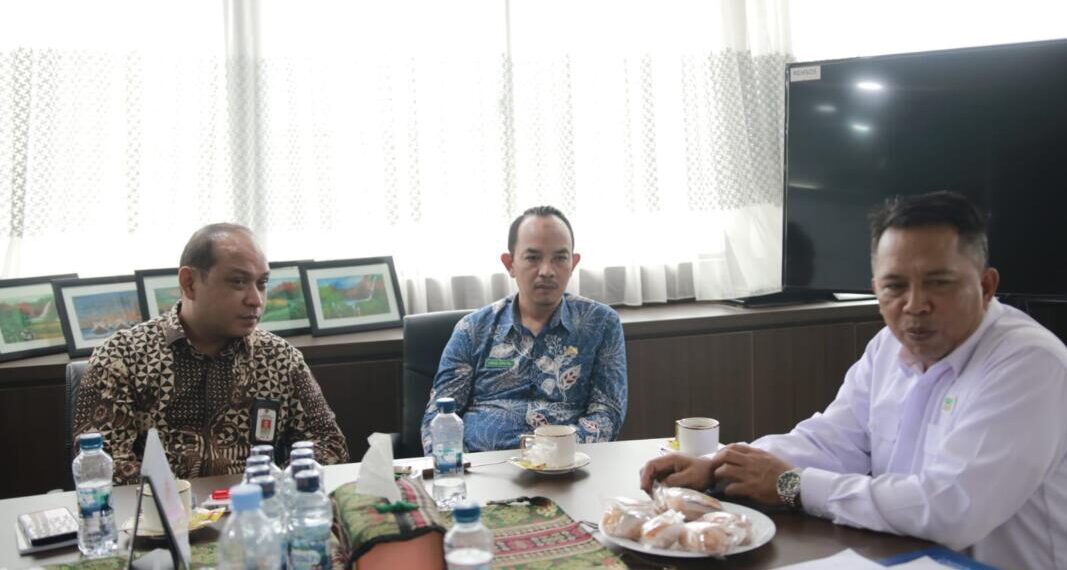 Dinsos PPPA dan Kepala Diskominfo Jember saat berkunjung ke Kementerian Sosial RI