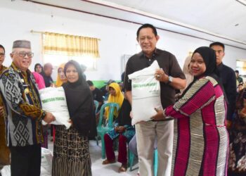 Penyaluran beras bantuan periode Juli, Agustus, dan September 2026 tersebut diserahkan secara simbolis oleh Gubernur Gorontalo Gusnar Ismail bersama Bupati Gorontalo Sofyan Puhi di Kelurahan Hunggalua, Kecamatan Limboto, Selasa (8/9/2026).