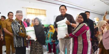 Penyaluran beras bantuan periode Juli, Agustus, dan September 2026 tersebut diserahkan secara simbolis oleh Gubernur Gorontalo Gusnar Ismail bersama Bupati Gorontalo Sofyan Puhi di Kelurahan Hunggalua, Kecamatan Limboto, Selasa (8/9/2026).