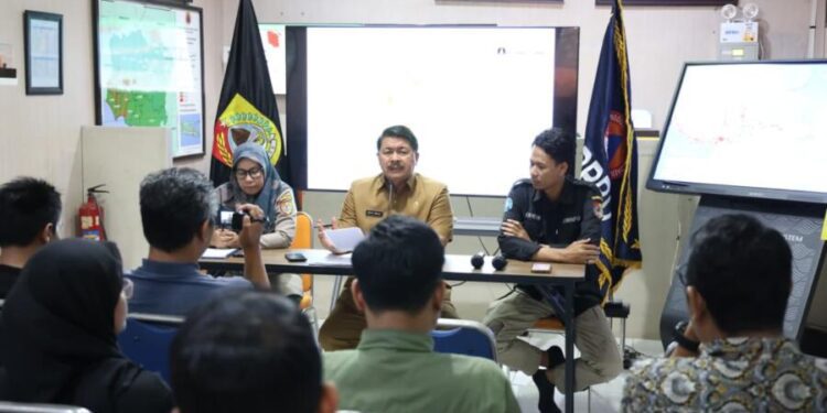 Kepala BPBD Jember Edy Budi Susilo saat menjelaskan peta bencana di kabupaten Jember
