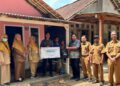 BPJS Kesehatan Cabang Jember menyerahkan bantuan sanitasi aman secara simbolis. (Foto: Dok/Humas BPJS Kesehatan Cabang Jember)