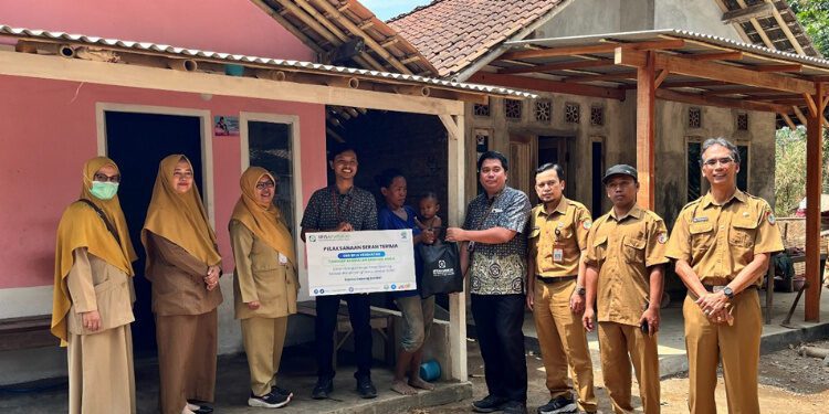 BPJS Kesehatan Cabang Jember menyerahkan bantuan sanitasi aman secara simbolis. (Foto: Dok/Humas BPJS Kesehatan Cabang Jember)