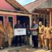 BPJS Kesehatan Cabang Jember menyerahkan bantuan sanitasi aman secara simbolis. (Foto: Dok/Humas BPJS Kesehatan Cabang Jember)
