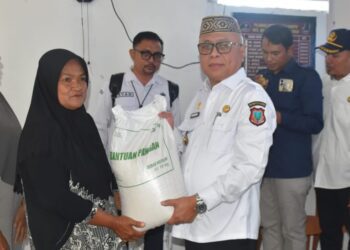 Bupati Gorontalo Sofyan Puhi menyerahkan secara simbolis bantuan beras CPP kepada 1.095 KK di Kecamatan Batudaa, Kabupaten Gorontalo, Rabu (9/9/2026).