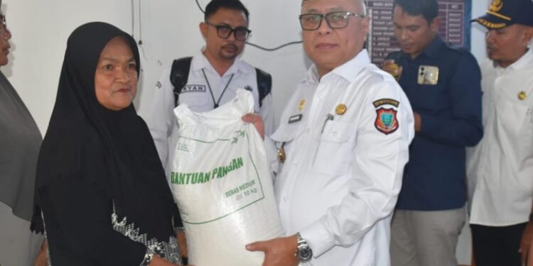 Bupati Gorontalo Sofyan Puhi menyerahkan secara simbolis bantuan beras CPP kepada 1.095 KK di Kecamatan Batudaa, Kabupaten Gorontalo, Rabu (9/9/2026).