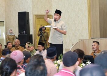 Bupati Jember Muhammad Fawait saat menerima pendemo untuk berdiskusi