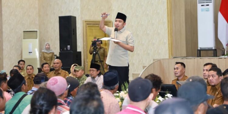 Bupati Jember Muhammad Fawait saat menerima pendemo untuk berdiskusi