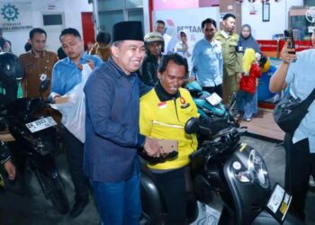 Bupati Jember Muhammad Fawait saat menyampa warga