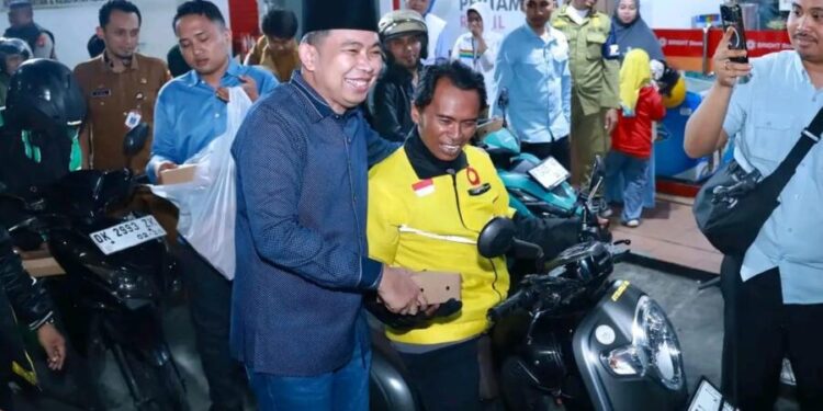 Bupati Jember Muhammad Fawait saat menyampa warga