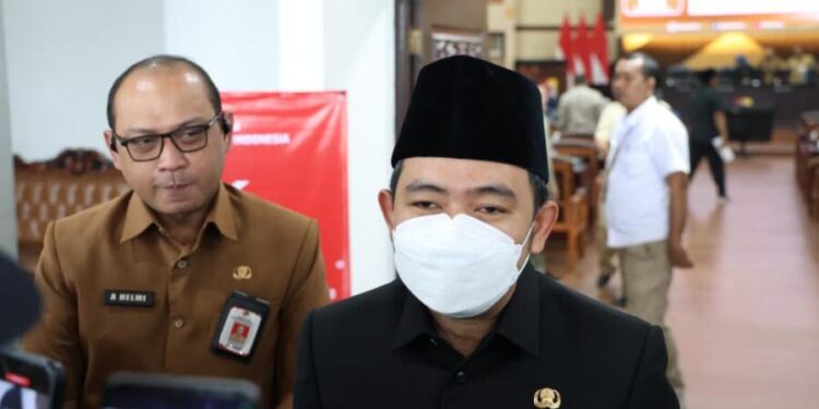 Bupati Jember Muhammad Fawait usai mengikuti rapat paripurna DPRD