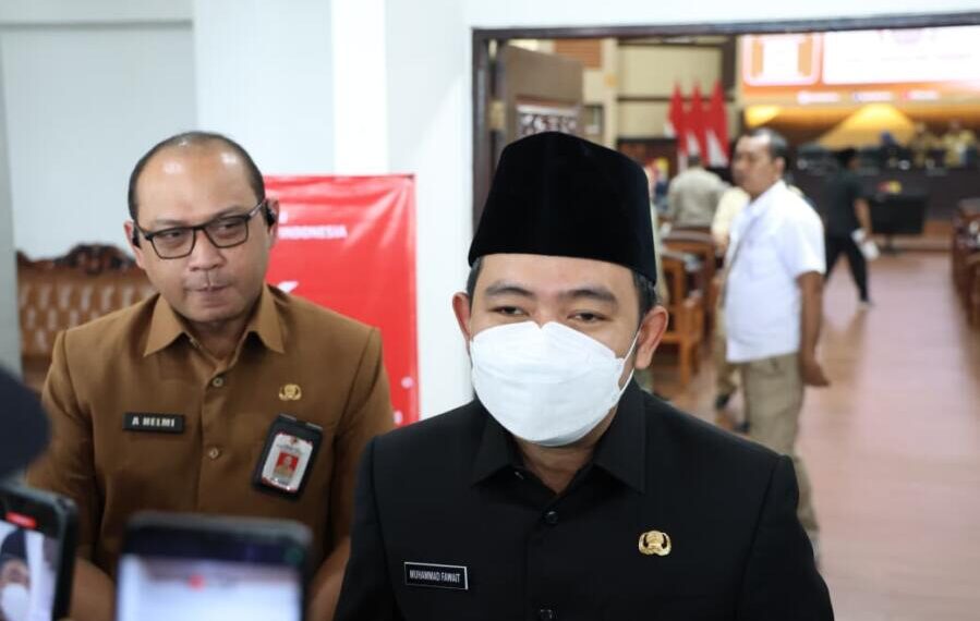 Bupati Jember Muhammad Fawait usai mengikuti rapat paripurna DPRD