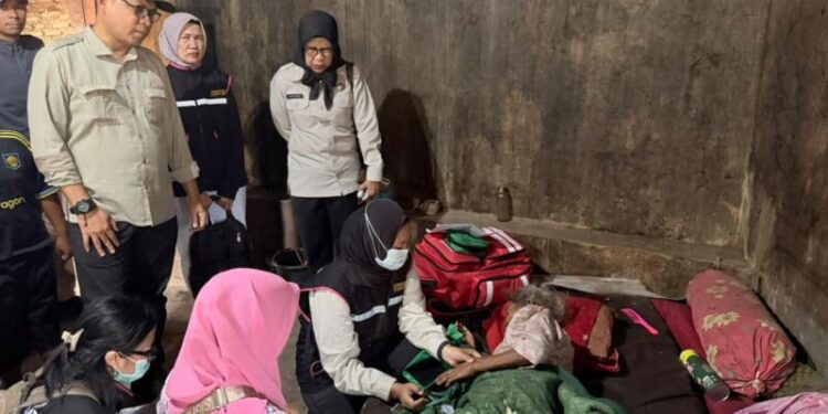Kepala Dinas Komunikasi dan Informatika Kabupaten Jember Akhmad Helmi Luqman Berama OPD lainnya melaaksanakan Home Care