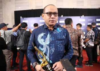 Kepala Dinas Komunikasi dan Informatika Kabupaten Jember Ahmad Halim Luqman mewakili Bupati Jember Muhammad fawait menerima penghargaan HUT ke-15 Kompas TV