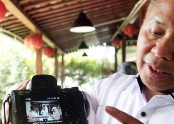 Anggota Ombudsman RI Fikri Yasin menunjukkan dokumentasi video inspeksi mendadak (sidak) di Lapas Kelas II A Cibinong, Kabupaten Bogor, Jawa Barat, Rabu (23/9/2026). Ombudsman RI menemukan sejumlah fasilitas berstandar apartemen di kawasan bagian belakang Lapas Kelas II A Cibinong yang terpisah dari blok hunian warga binaan pada umumnya. ANTARA FOTO/Yulius Satria Wijaya/kye