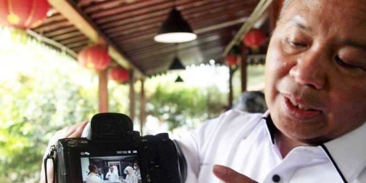 Anggota Ombudsman RI Fikri Yasin menunjukkan dokumentasi video inspeksi mendadak (sidak) di Lapas Kelas II A Cibinong, Kabupaten Bogor, Jawa Barat, Rabu (23/9/2026). Ombudsman RI menemukan sejumlah fasilitas berstandar apartemen di kawasan bagian belakang Lapas Kelas II A Cibinong yang terpisah dari blok hunian warga binaan pada umumnya. ANTARA FOTO/Yulius Satria Wijaya/kye