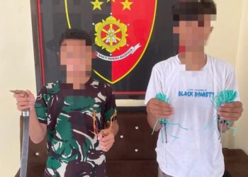 Dua remaja asal Boalemo diamankan polisi usai memamerkan senjata tajam di Tiktok.(F. Polres Boalemo)