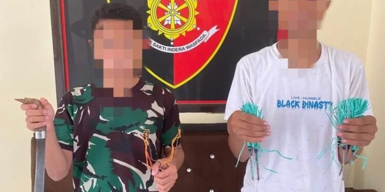 Dua remaja asal Boalemo diamankan polisi usai memamerkan senjata tajam di Tiktok.(F. Polres Boalemo)