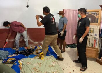 Aparat Polres Pohuwato saat melakukan olah TKP di rumah korban, Sabtu (12/9/2026).