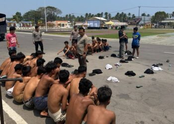 Dua kelompok pemuda saat diamankan di Polres Pohuwato. (Istimewa)