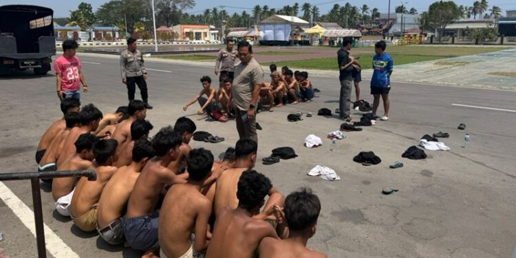Dua kelompok pemuda saat diamankan di Polres Pohuwato. (Istimewa)