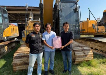 Penyerahan Barang Bukti penangkapan dua alat berat jenis excavator di Kecamatan Dengilo. (Istimewa)