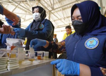 Pemeriksaan tes urine bagi karyawan Pani Gold Mine.(Istimewa)