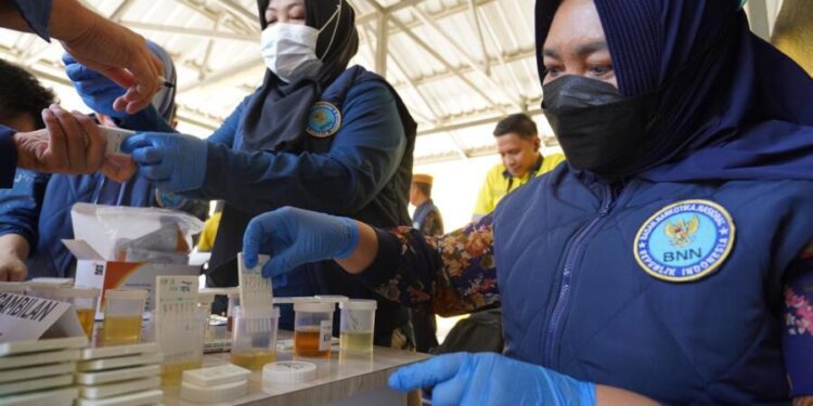 Pemeriksaan tes urine bagi karyawan Pani Gold Mine.(Istimewa)