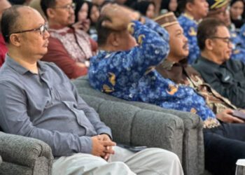 Reynold Gobel mewakili PLN Nusantara Power Unit Pembangkitan Gorontalo menerima penghargaan dari Rektor UMGO sebagai mitra pendukung kegiatan Kuliah Kerja Dakwah (KKD) 2026. (foto.istimewa)