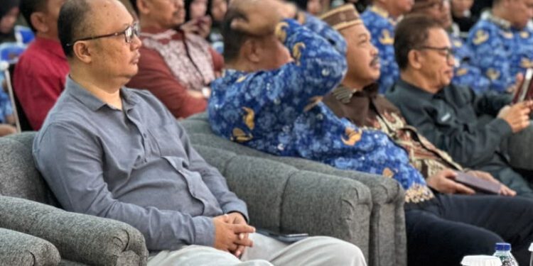 Reynold Gobel mewakili PLN Nusantara Power Unit Pembangkitan Gorontalo menerima penghargaan dari Rektor UMGO sebagai mitra pendukung kegiatan Kuliah Kerja Dakwah (KKD) 2026. (foto.istimewa)