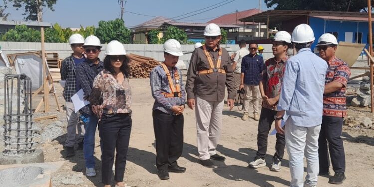Gubernur Gorontalo Gusnar Ismail saat meninjau progres pembangunan gedung pusat kanker di RSUD dr Hasri Ainun Habibie Provinsi Gorontalo, Kecamatan Limboto, Jumat (11/9/2026).(F. hms-rshah)