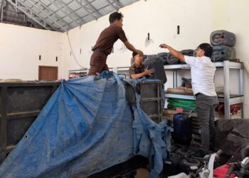 Petugas Kejari Pohuwato saat memeriksa penyerahan barang bukti oleh Satreskrim Polres Pohuwato terkait kasus penyalahgunaan solar subsidi.