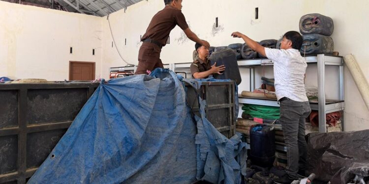 Petugas Kejari Pohuwato saat memeriksa penyerahan barang bukti oleh Satreskrim Polres Pohuwato terkait kasus penyalahgunaan solar subsidi.