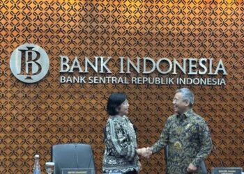 Gubernur Bank Indonesia (BI) Destry Damayanti (kiri) dan Menteri Keuangan Suahasil Nazara (kanan) dalam Konferensi Pers Sinergi Kebijakan Moneter & Fiskal di Bank Indonesia (BI), Jakarta, Kamis (24/9/2026). ANTARA/Imamatul Silfia