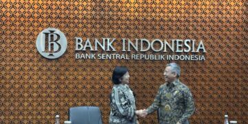 Gubernur Bank Indonesia (BI) Destry Damayanti (kiri) dan Menteri Keuangan Suahasil Nazara (kanan) dalam Konferensi Pers Sinergi Kebijakan Moneter & Fiskal di Bank Indonesia (BI), Jakarta, Kamis (24/9/2026). ANTARA/Imamatul Silfia