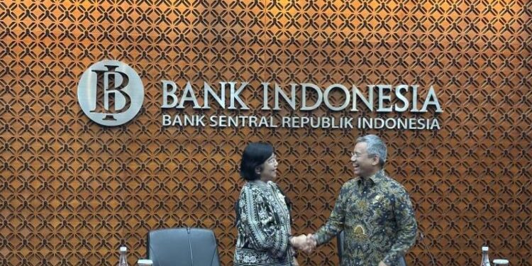 Gubernur Bank Indonesia (BI) Destry Damayanti (kiri) dan Menteri Keuangan Suahasil Nazara (kanan) dalam Konferensi Pers Sinergi Kebijakan Moneter & Fiskal di Bank Indonesia (BI), Jakarta, Kamis (24/9/2026). ANTARA/Imamatul Silfia