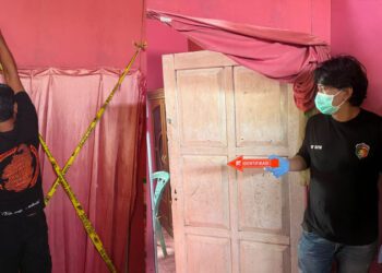 Tim Identifikasi dan Resmob Saronde, Polres Gorontalo Utara saat melakukan olah tempat kejadian perkara meninggalnya seorang aparatur sipil negara (ASN) di Kecamatan Tolinggula, Kabupaten Gorontalo Utara. (foto.istimewa)