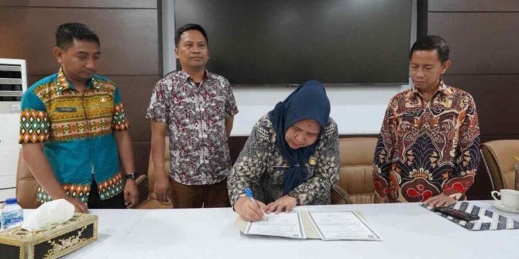 Proses serah terima jabatan Plt RSUD dr Hasri Ainun Habibie Provinsi Gorontalo kepada Jeane Istanti Dalie