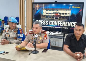 Kapolresta Gorontalo Kota, KBP Budhi Batara Pratidina saat melaksanakan konferensi pers di Polresta Gorontalo Kota, Ahad (25-10-2026).