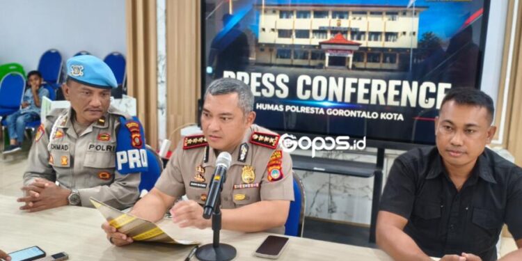 Kapolresta Gorontalo Kota, KBP Budhi Batara Pratidina saat melaksanakan konferensi pers di Polresta Gorontalo Kota, Ahad (25-10-2026).