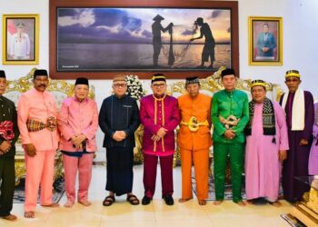 Para pemangku adat U Duluwo Limo Lopohalaa sepakat menganugerahkan gelar adat Pulanga kepada Hi. Sofyan Puhi, Bupati Gorontalo. Kesepakatan diambil secara mufakat dalam Musyawarah Adat Dulohupa di Banthayo Poboide (Rumah Adat) Limboto, Jumat (9/10/2026).