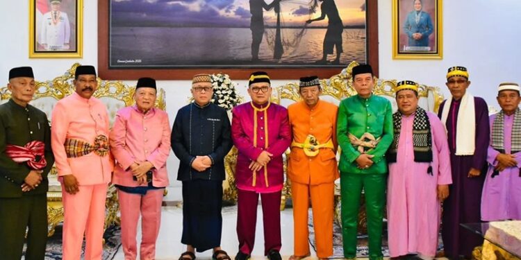 Para pemangku adat U Duluwo Limo Lopohalaa sepakat menganugerahkan gelar adat Pulanga kepada Hi. Sofyan Puhi, Bupati Gorontalo. Kesepakatan diambil secara mufakat dalam Musyawarah Adat Dulohupa di Banthayo Poboide (Rumah Adat) Limboto, Jumat (9/10/2026).