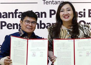 Direktur Utama Perum LKBN ANTARA Benny Siga Butarbutar (kiri) dan Plt. Direktur Utama Perum Perumnas Imelda Alini Pohan (kanan) menunjukkan berkas penandatanganan Memorandum of Understanding (MoU) di Galeri 2 AHC, Jakarta, Selasa (13/10/2026). (ANTARA/Anggah)