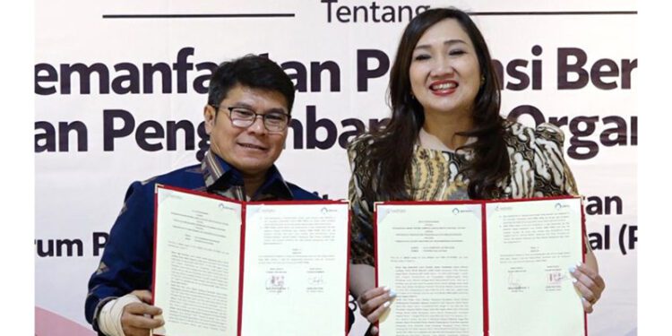 Direktur Utama Perum LKBN ANTARA Benny Siga Butarbutar (kiri) dan Plt. Direktur Utama Perum Perumnas Imelda Alini Pohan (kanan) menunjukkan berkas penandatanganan Memorandum of Understanding (MoU) di Galeri 2 AHC, Jakarta, Selasa (13/10/2026). (ANTARA/Anggah)