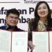 Direktur Utama Perum LKBN ANTARA Benny Siga Butarbutar (kiri) dan Plt. Direktur Utama Perum Perumnas Imelda Alini Pohan (kanan) menunjukkan berkas penandatanganan Memorandum of Understanding (MoU) di Galeri 2 AHC, Jakarta, Selasa (13/10/2026). (ANTARA/Anggah)