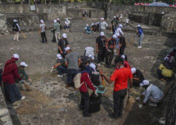 Sejumlah pegawai Balai Pelestarian Kebudayaan (BPK) Maluku Utara membersihkan sampah saat melakukan aksi bersih-bersih di Benteng Kalamata, Ternate, Maluku Utara, Sabtu (17/10/2026). Kementerian Kebudayaan secara serentak menggelar aksi bersih-bersih di situs cagar budaya di seluruh Indonesia untuk menjaga kebersihan kawasan sekaligus menumbuhkan kesadaran masyarakat akan pentingnya melestarikan warisan budaya. ANTARAFOTO/Andri Saputra/wsj.